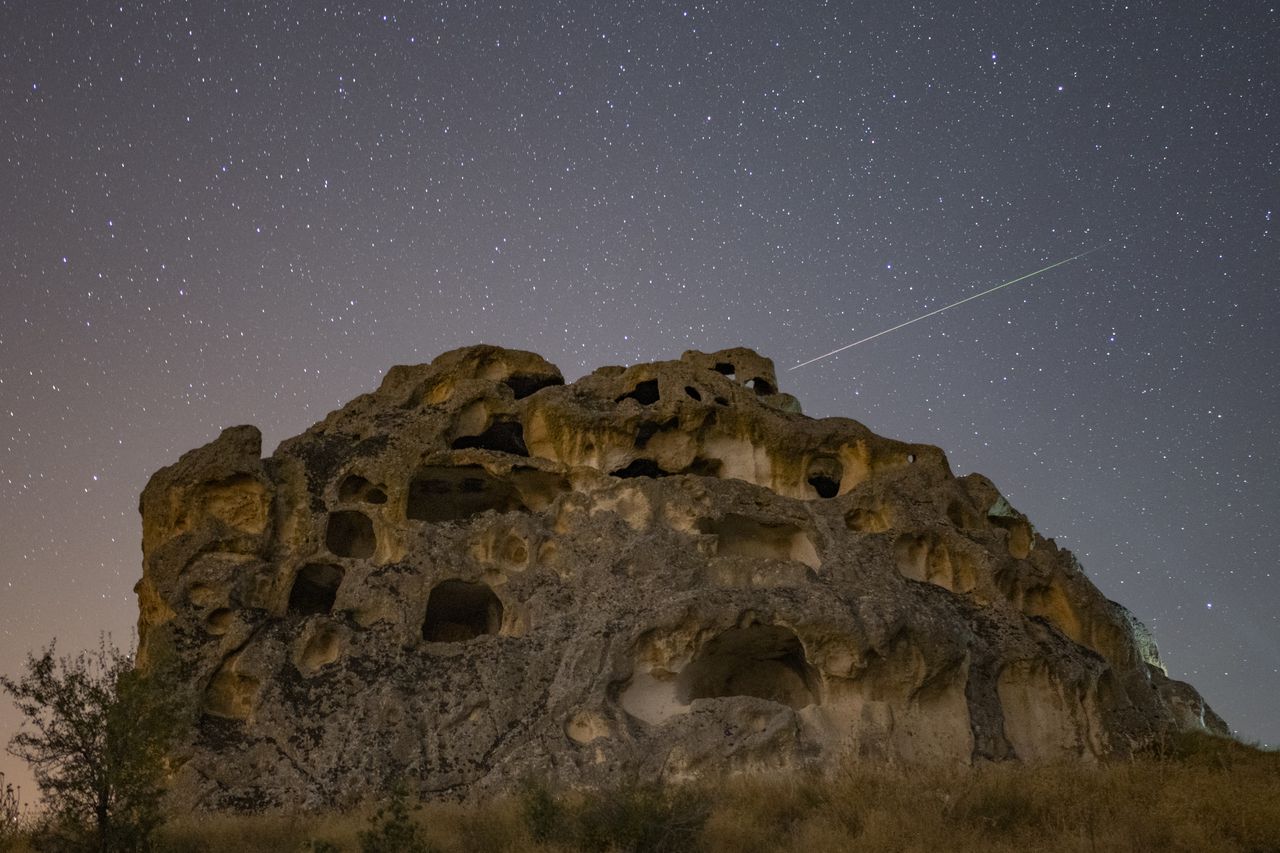 Esta fotografía tomada el 12 de agosto de 2023 muestra una vista del cielo durante la lluvia de meteoritos de las Perseidas sobre el histórico valle frigio cerca de Ihsaniye, en el distrito de Afyonkarahisar. (Foto de YASIN AKGUL / AFP)