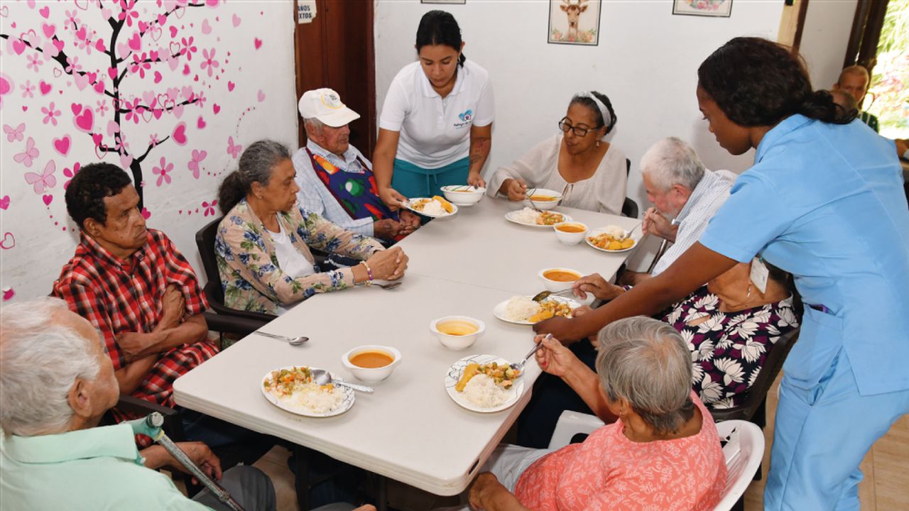 La iniciativa ‘Corazón Contento’ fortalece el tejido social de la ciudad a tráves
de los 762 comedores comunitarios.