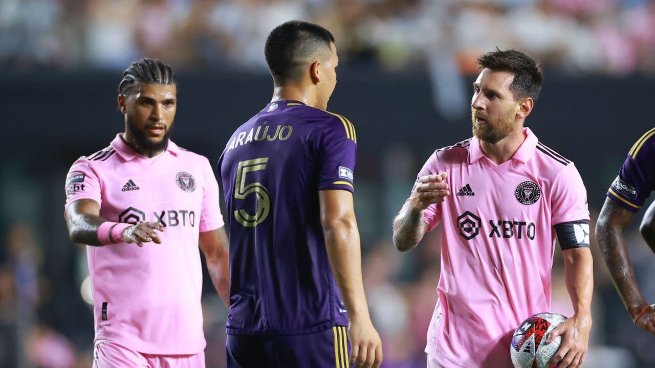 FORT LAUDERDALE, FLORIDA - AUGUST 02: Lionel Messi #10 and DeAndre Yedlin #2 of Inter Miami CF confront César Araújo #5 of Orlando City SC during the Leagues Cup 2023 Round of 32 match between Orlando City SC and Inter Miami CF at DRV PNK Stadium on August 02, 2023 in Fort Lauderdale, Florida. (Photo by Hector Vivas/Getty Images)