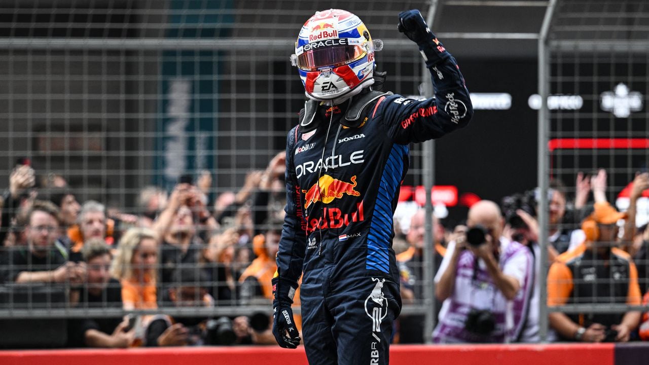 El piloto holandés de Red Bull Racing, Max Verstappen, celebra tras ganar el Gran Premio de China de Fórmula Uno en el Circuito Internacional de Shanghai.