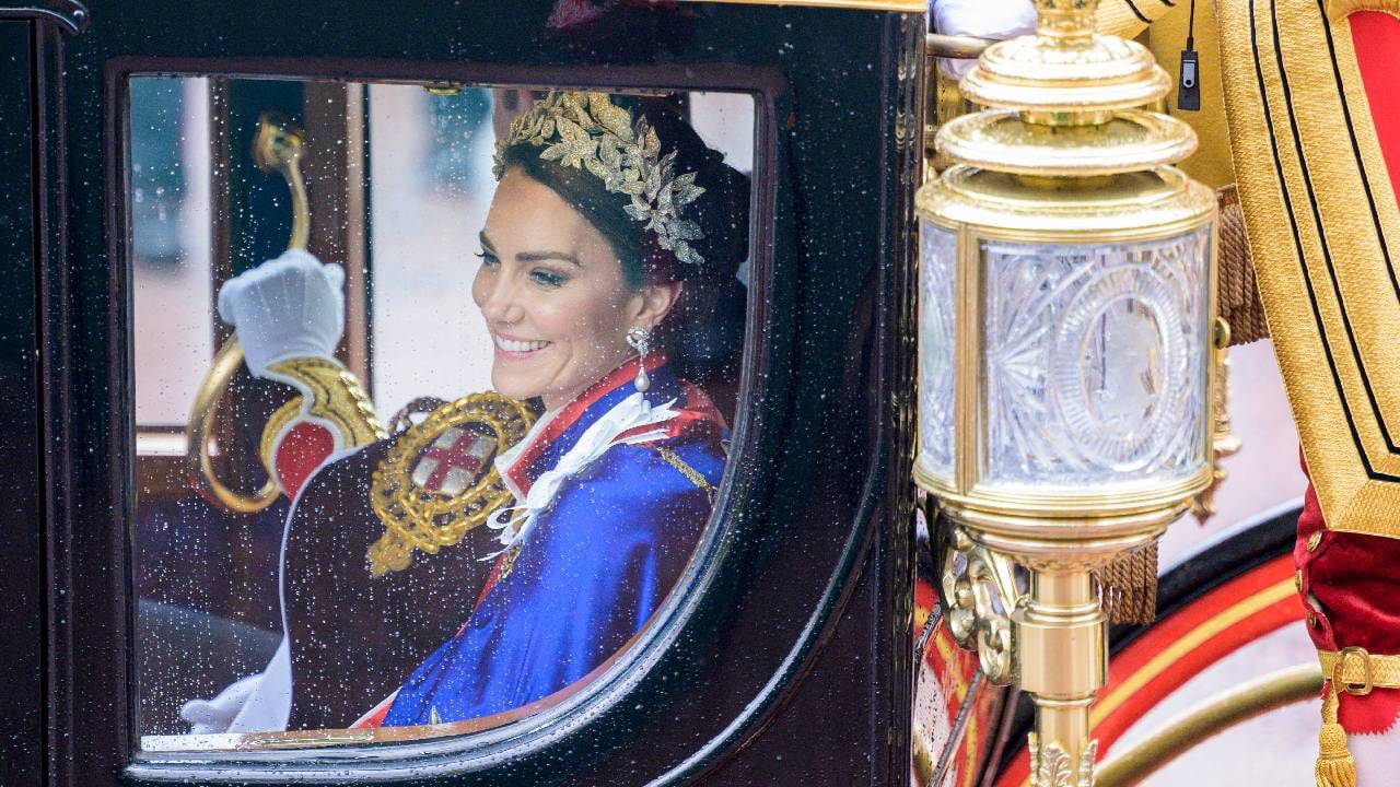 La princesa de Gales, Kate Middleton, es vista en The Mall frente a Marlborough Road, luego de la ceremonia de coronación del Rey Carlos.
