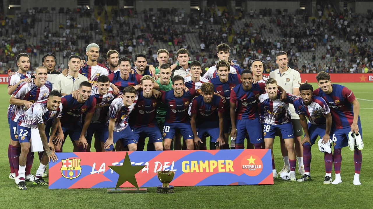 Los jugadores del Barcelona posan con su trofeo tras ganar el 58º partido de fútbol del Trofeo Joan Gamper contra el Tottenham Hotspur FC en el Estadi Olímpic Lluis Companys de Barcelona el 8 de agosto de 2023.