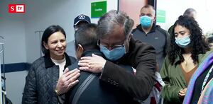 Momento en el que el presidente Gustavo Petro y su familia llegan al Hospital Militar para saludar a los niños rescatados.