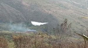 El incendio fue controlado en un trabajo en conjunto entre el Cuerpo de Bomberos de Yumbo y la Fuerza Aérea Colombiana.