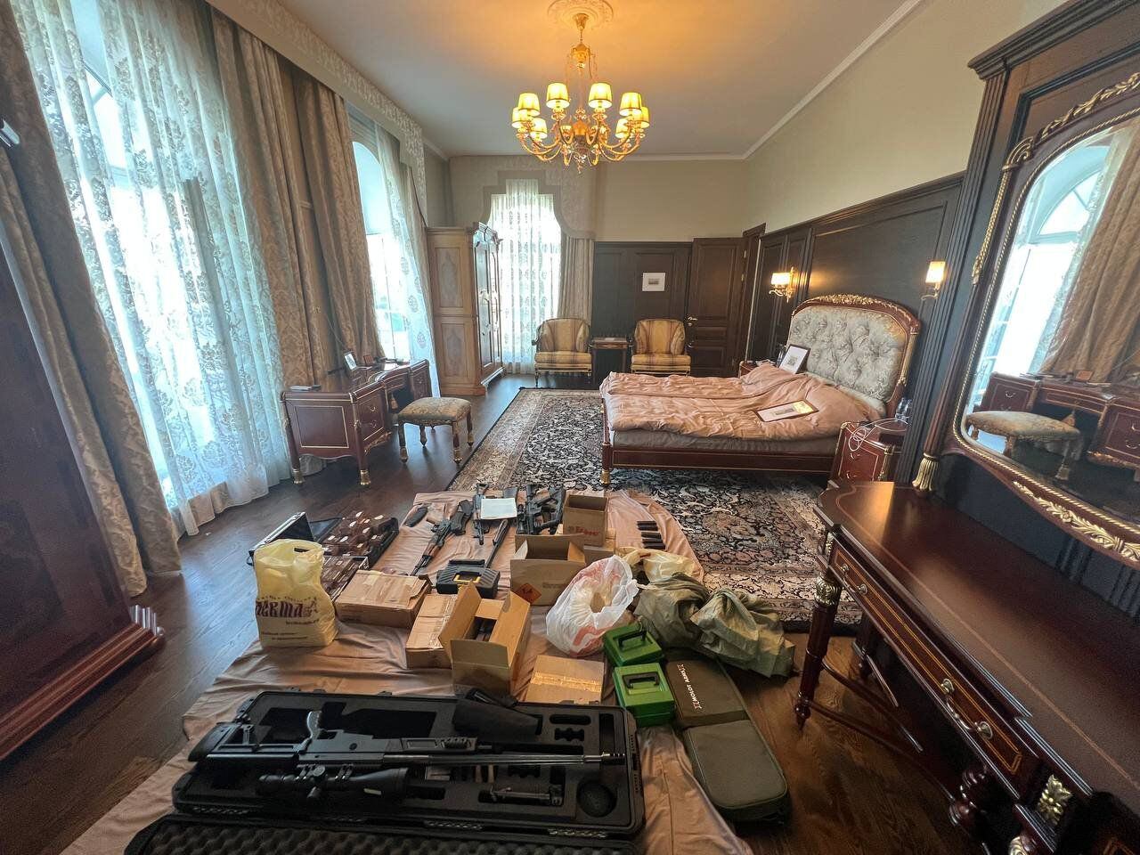 En imágenes se ve lo hallado por la Policía rusa en la casa de Yevgueni Prigozhin, jefe de Wagner.
