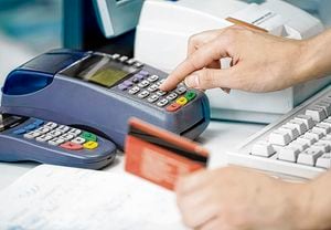 En Colombia, según la Superintendencia Financiera, las cuotas de manejo de tarjetas débito o crédito oscilan entre los $20.000 y los $60.000.