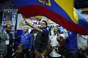El candidato presidencial Fernando Villavicencio ondea una bandera nacional durante un evento de campaña en una escuela minutos antes de que lo mataran a tiros en Quito, Ecuador, el 9 de agosto de 2023. (AP vía AP/Archivo)