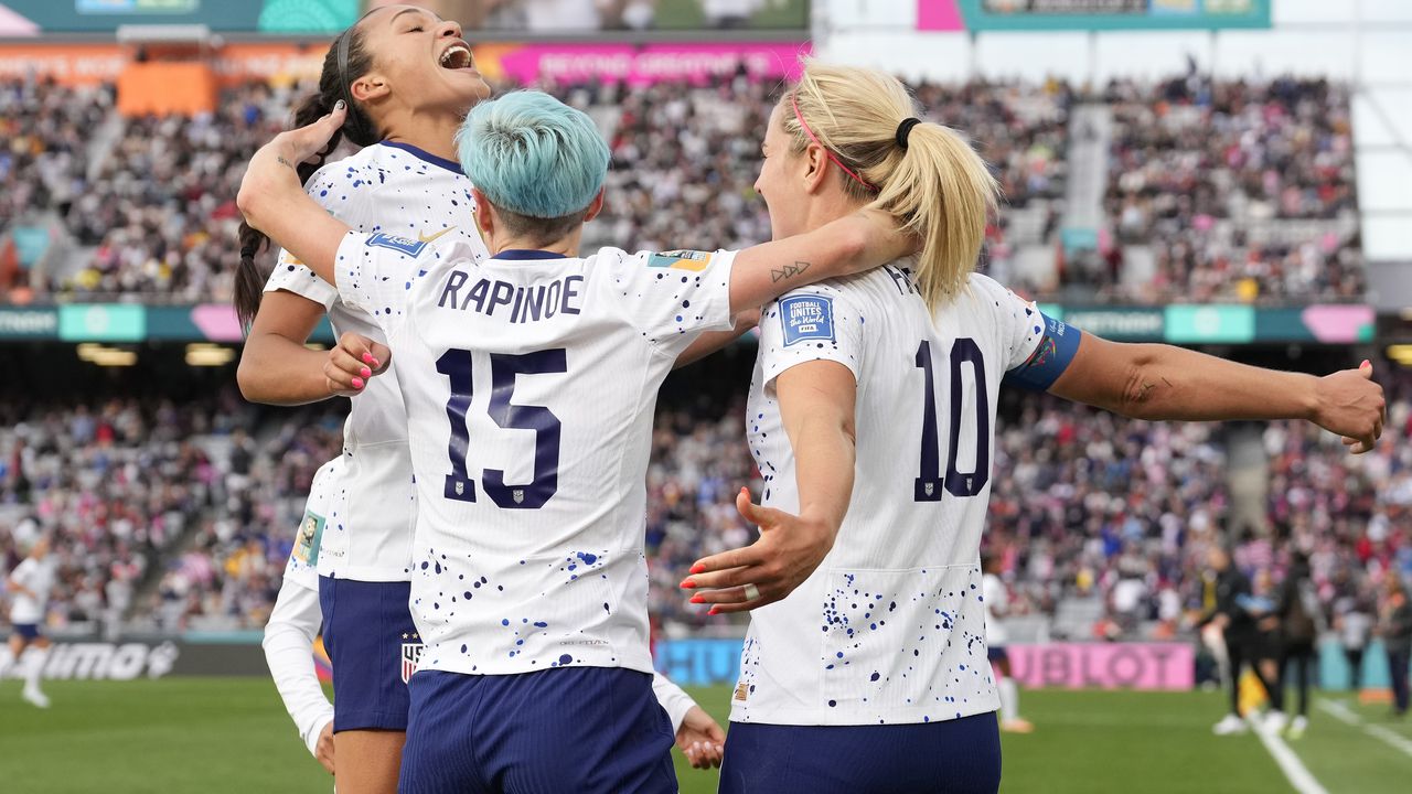 De izquierda a derecha, Sophia Smith, Megan Rapinoe y Lindsey Horan festejan un gol de esta última por Estados Unidos ante Vietnam en el Mundial, el sábado 22 de julio de 2023, en Auckland, Nueva Zelanda (AP Foto/Abbie Parr)