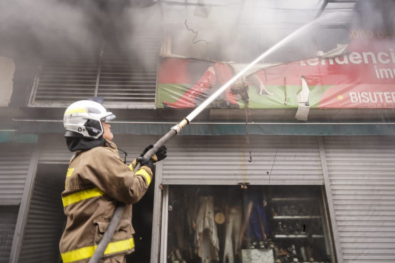 A la medianoche del sábado 2 de septiembre se registró un incendio en el Centro Comercial El Tesoro, en el centro de Cali.