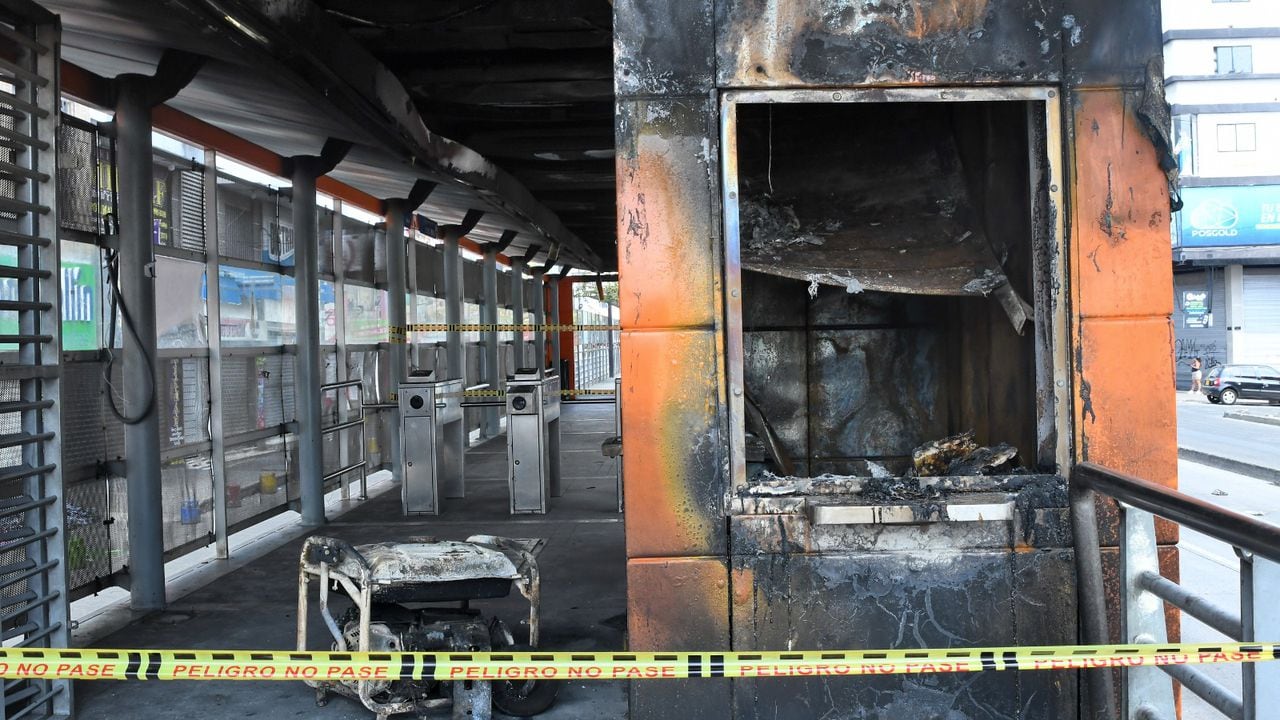 Asi quedó la estación de MÍO Petecuy luego del incendio en la madrugada del 7 de enero de 2024, centro de Cali.