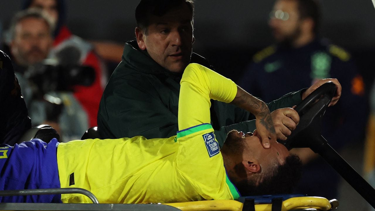 Neymsar sale llorando al lesionarse la rodilla.