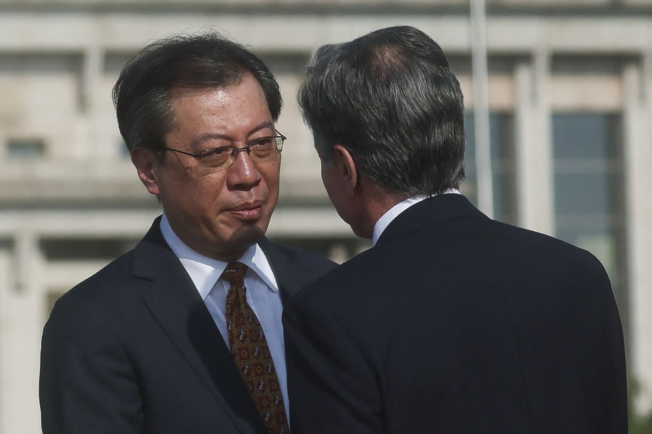El Secretario de Estado de EE. UU., Antony Blinken, es recibido por el Director General del Departamento de Asuntos de América del Norte y Oceanía del Ministerio de Relaciones Exteriores, Yang Tao, cuando llega a Beijing, China