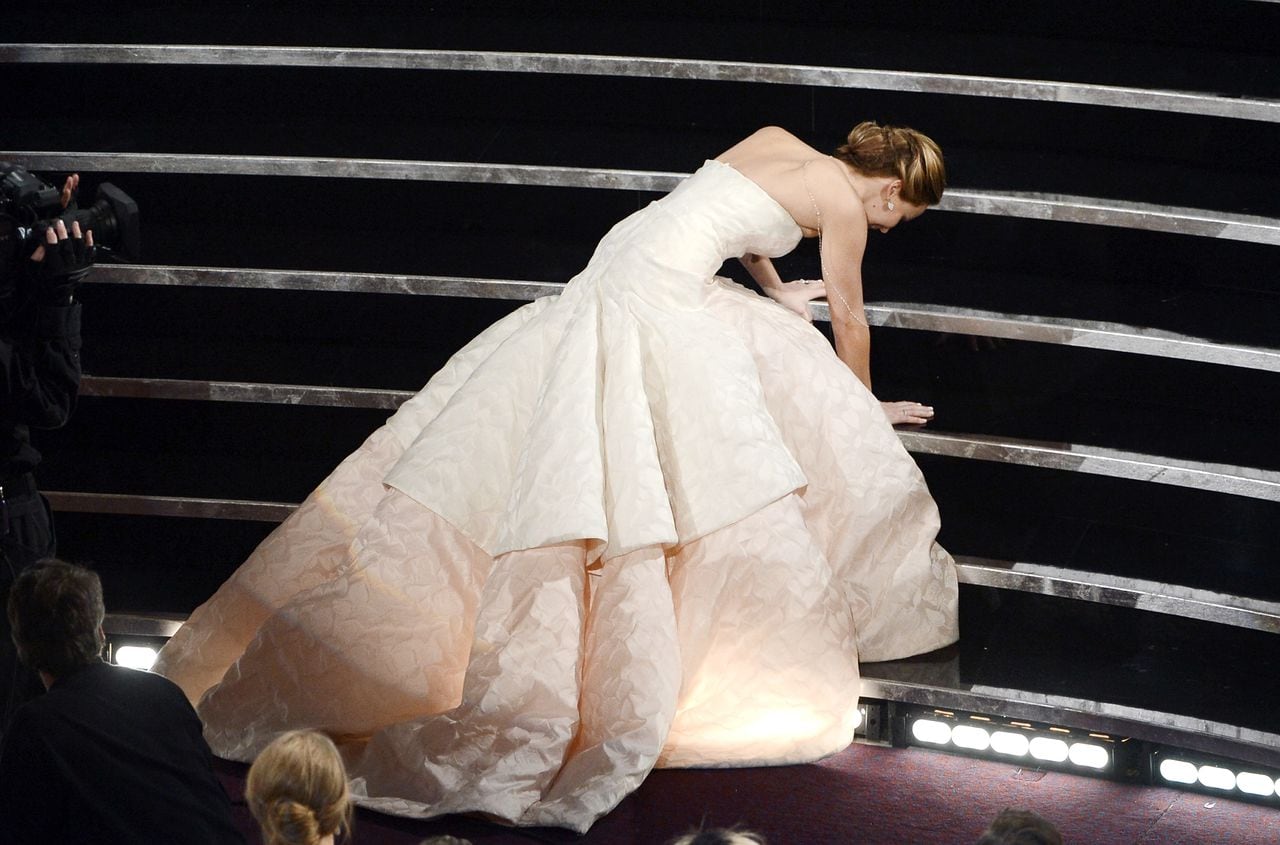La actriz Jennifer Lawrence reacciona después de ganar el premio a la Mejor Actriz por "Silver Linings Playbook" durante los Oscar