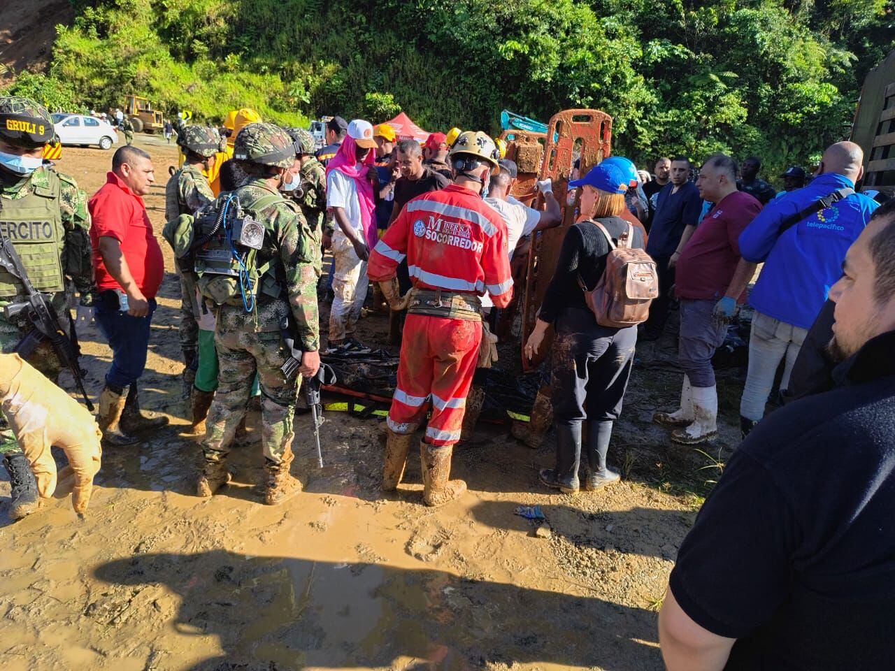 Decenas de socorristas llegaron a la tragedia entre Medellín y Chocó, donde una montaña sepultó decena de vehículos con sus ocupantes.