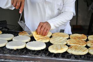 En el Día Mundial de la Arepa, El País hizo un recorrido por las calles de Cali buscando opiniones sobre este tradicional alimento.