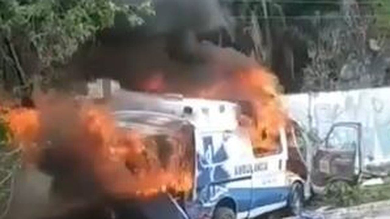 El impacto ocasionó que el vehículo se prendiera en llamas, generando una situación de emergencia.