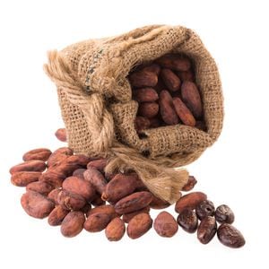 El cacao contiene feniletilamina, que produce un efecto placentero a nivel cerebral, y anandamida, que causa relajación y sensación de bienestar.