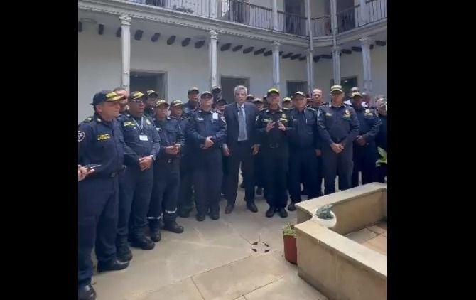 El ministro del Interior, Luis Fernando Velasco Chaves, expresó su reconocimiento a los 20.000 bomberos de Colombia que, arriesgando sus vidas, han enfrentado emergencias para proteger a las comunidades.