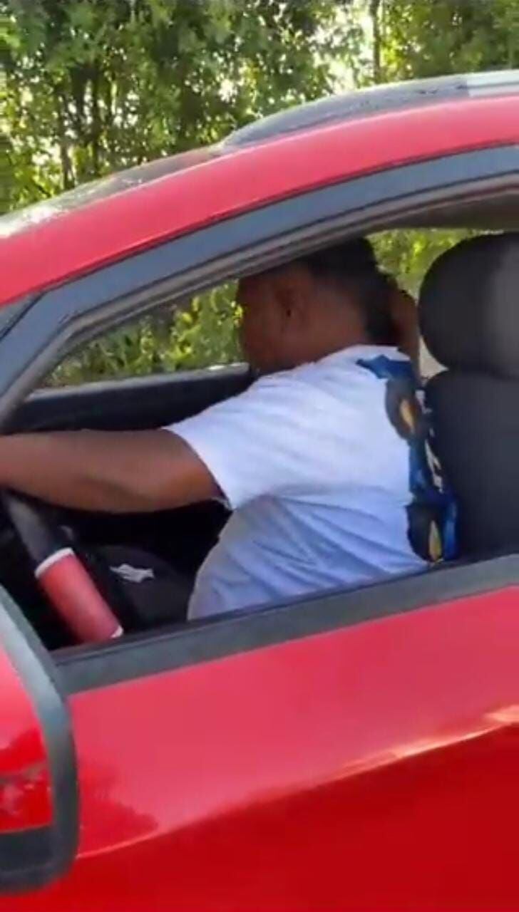 El conductor del vehículo no quiso mostrar su cara al saber que estaba siendo grabado.