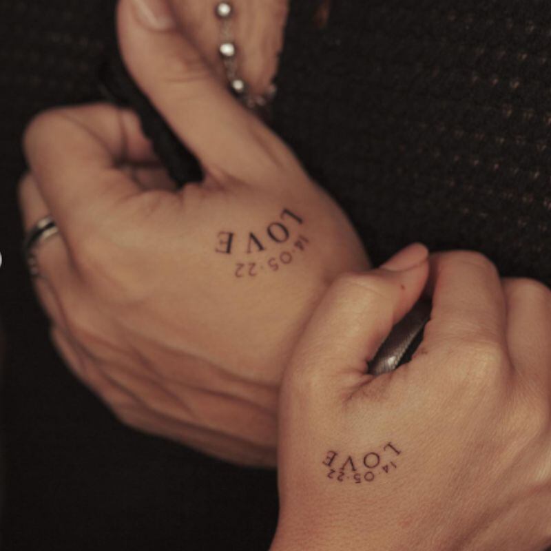 En su nuevo tatuaje la pareja plasmó su fecha de matrimonio.