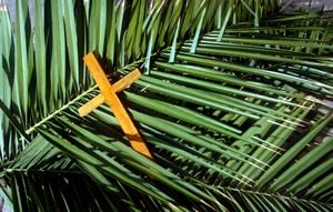 Cruz de madera sobre hojas de palma, Domingo de Ramos. Esto fue filmado en Jerusalén, Israel, las hojas de palma son autóctonas de Tierra Santa.
