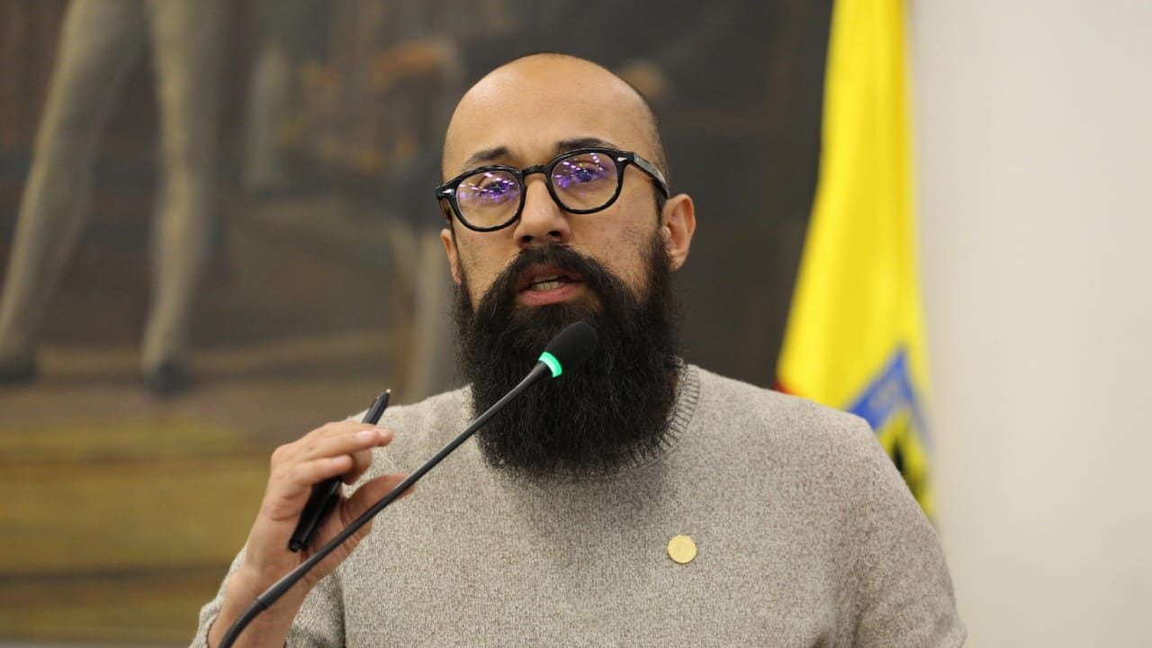 El Polo Democrático oficializó al concejal Carlos Carrillo, como candidato a la Alcaldía de Bogotá