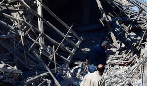Así quedó un edificio en Damasco, Siria, tras un bombardeo de Israel en febrero de 2023