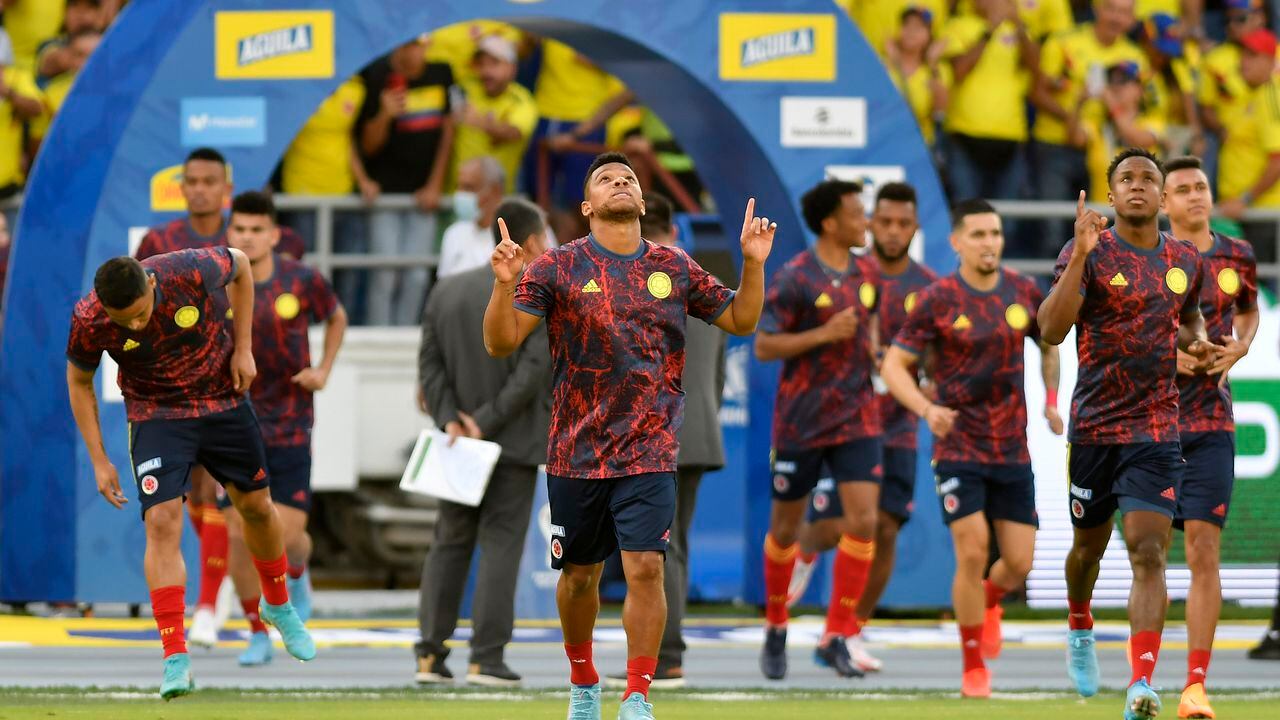Jugadores de la Selección Colombia saltan al campo de juego en el Estadio Metropolitano Barranquilla