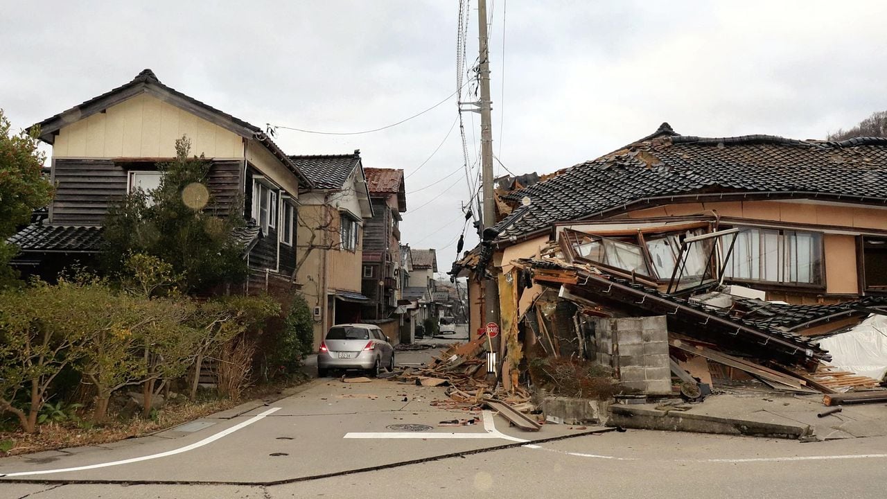 Emergencia en Japón: Sismos y Tsunamis: La tierra tiembla en Japón con una serie de sismos que han alcanzado una magnitud de hasta 7.6.