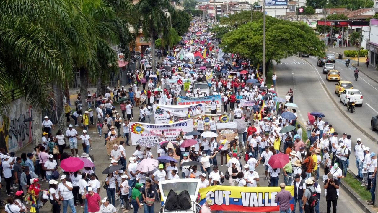 Con camisetas blancas, cánticos y muchas pancartas, miles de personas salieron a las calles a manifestarse en apoyo del Gobierno de Gustavo Petro.