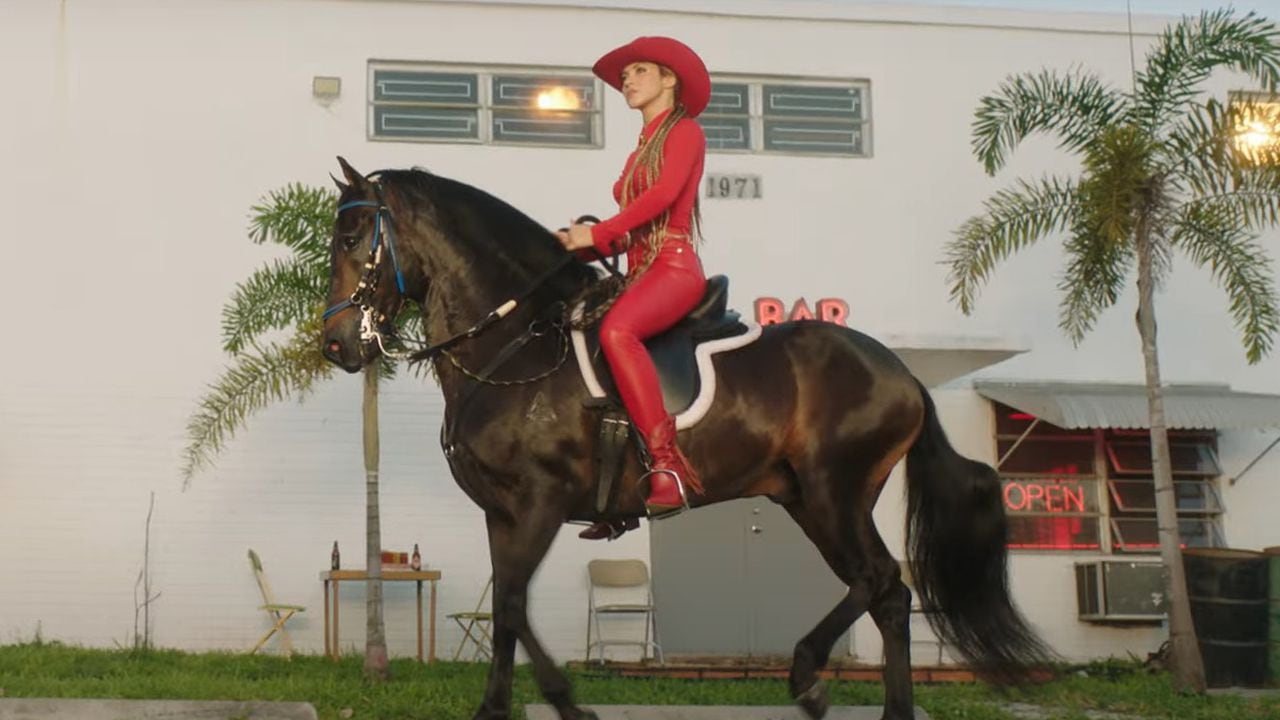 Shakira aparece montada en un caballo en la canción 'El Jefe'.