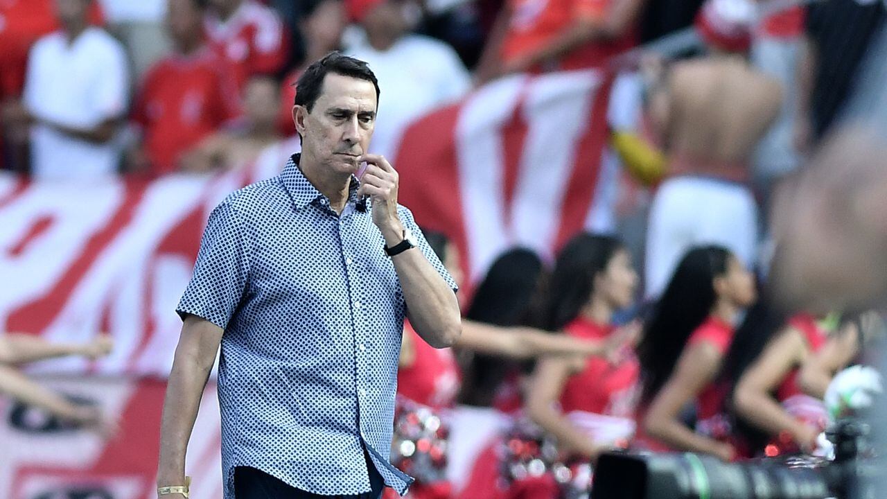 CALI, COLOMBIA - FEBRUARY 15: Alexandre Guimaraes coach of America de Cali gestures during a match between America de Cali and Independiente Medellin as part of Liga Betplay at Estadio Pascual Guerrero on February 15, 2020 in Cali, Colombia. (Photo by Gabriel Aponte/Vizzor Image/Getty Images)