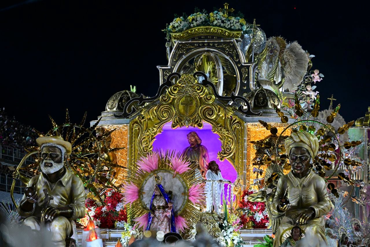 Miembros de la escuela de samba Mangueira actúan durante la última noche del desfile de Carnaval en el Sambódromo Marqués de Sapucai en Río de Janeiro, Brasil, en febrero. 13, 2024. (Photo by Pablo PORCIUNCULA / AFP)