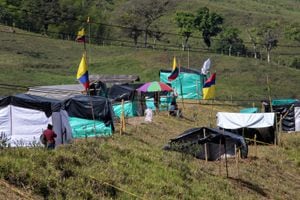 Esta es la invasión localizada en el kilómetro 83 de la vía Buga-Buenaventura, en el sector conocido como Puertanegra. Sus ocupantes la han denominado  ‘Condominio La  Paz’ y en ella hay banderas blancas y de Colombia.