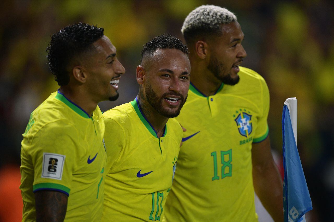 Neymar festeja otro de sus tantos ante Bolivia, en las Eliminatorias Sudamericanas 2026, junto a Raphinha /izq.) y Joelinton.