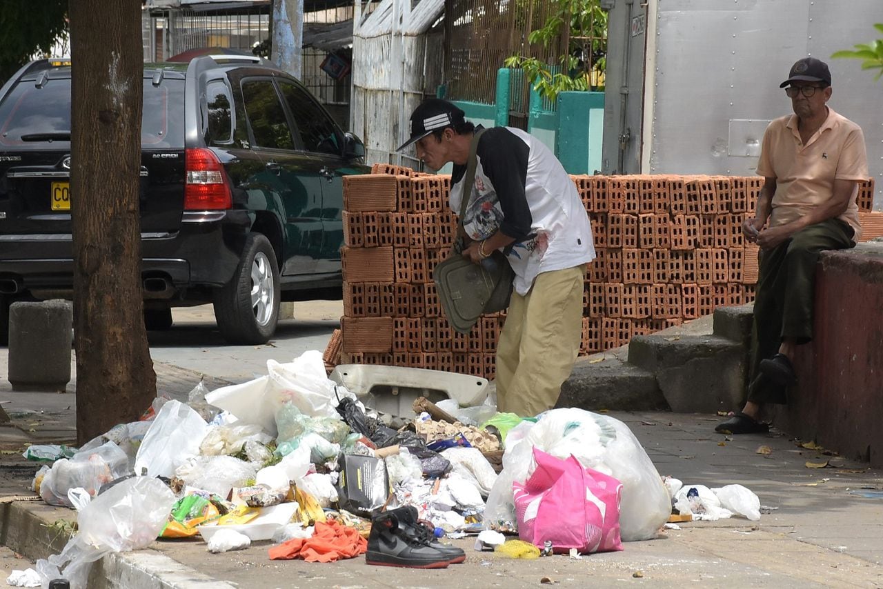 Los habitantes de calle buscan en la basura alimentos y reciclaje. Proponen capacitarlos y organizarlos para que se haga un buen manejo de los residuos.