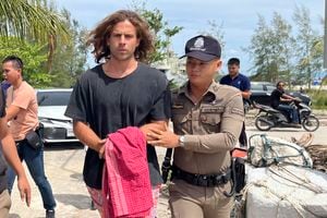 Un oficial de policía tailandés escolta al español Daniel Sancho Bronchalo bajo sospecha de asesinar y desmembrar a un cirujano colombiano desde la isla de Koh Phagnan hasta el tribunal de la isla de Koh Samui, en el sur de Tailandia, el lunes 7 de agosto de 2023
