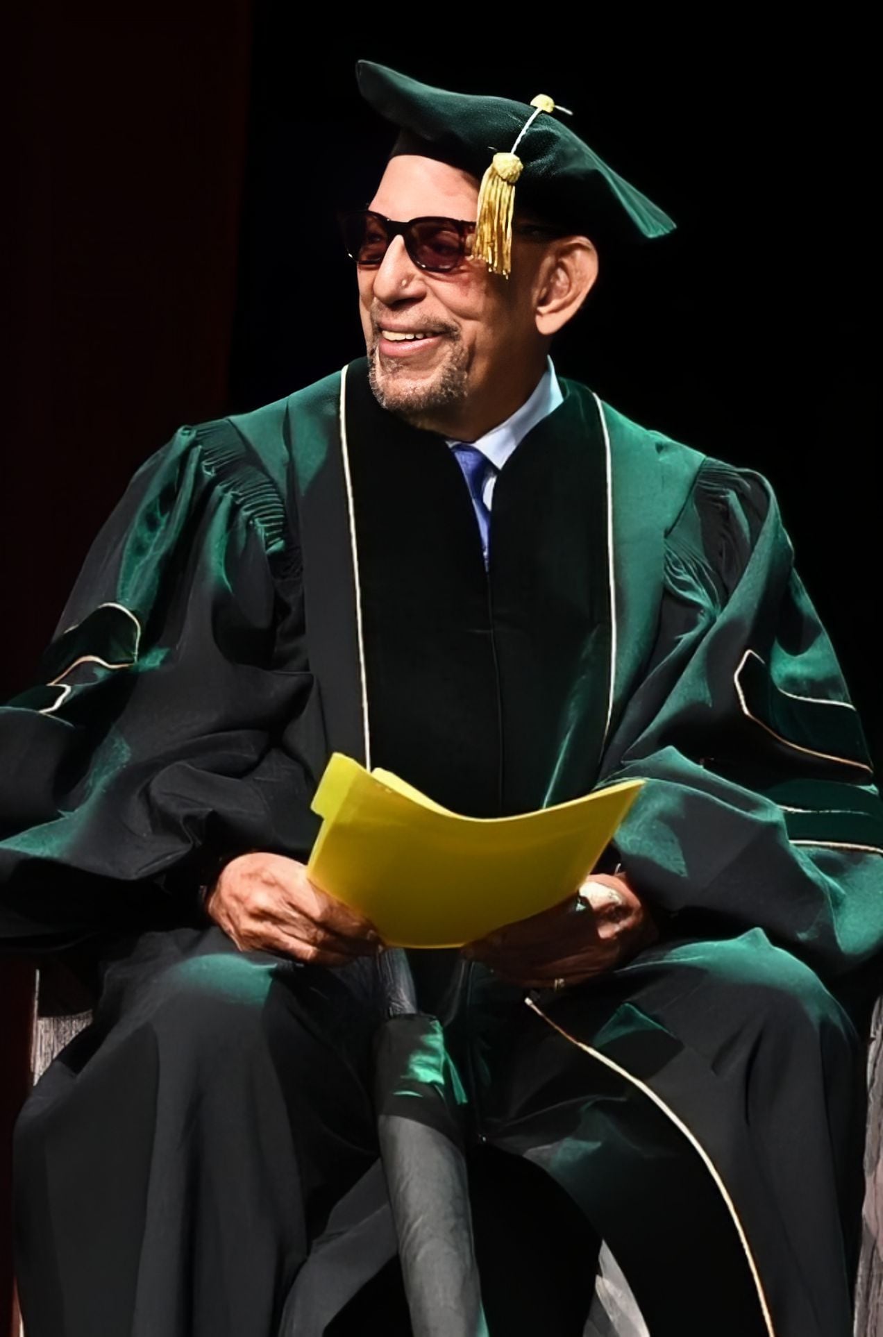 El director de orquesta y percusionista puertorriqueño Willie Rosario recibió el grado de Doctor en Música honoris causa, otorgado por la Universidad Interamericana de Puerto Rico.