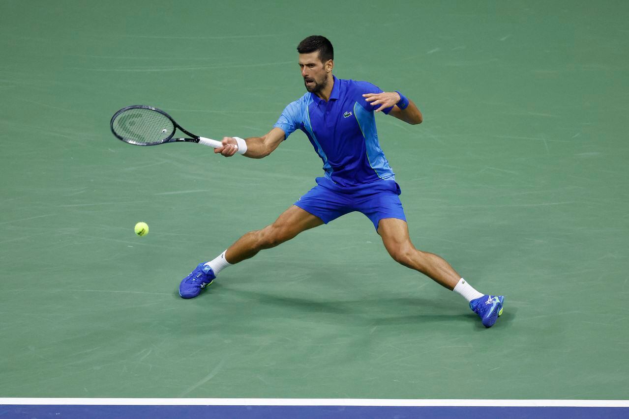 Novak Djokovic de Serbia devuelve un tiro contra Daniil Medvedev de Rusia durante su partido final individual masculino