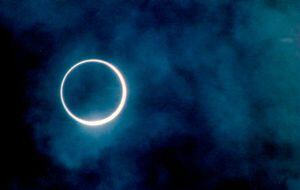 Durante el eclipse, cuando la Luna se encuentre en el centro del Sol, provocará la aparición de un 'anillo de fuego' perfecto y simétrico, como un aro.