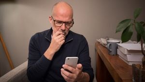 Hombre angustiado revisando su dispositivo móvil (Imagen de referencia)
