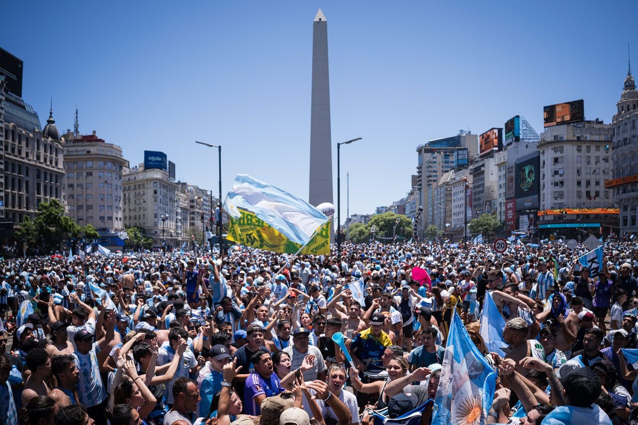 Argentinos celebrando la tercera victoria de su país en la Copa Mundial, en la capital Buenos Aires, Argentina, el 20 de diciembre de 2022.