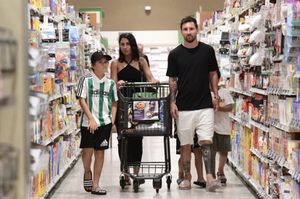 Lionel Messi acompañado de sus hijos y esposa en un supermercado en Florida, Estados Unidos.