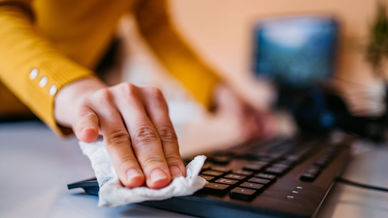 Limpiar el teclado de la computadora es una práctica importante para mantener la higiene.
