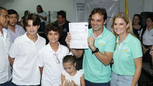 El candidato a la Gobernación del Atlántico, Alfredo Varela, inscribió su aval de Alianza Verde, acompañado de su esposa Rochi Stevenson y de sus hijos Alfredo, Esteban y Mariana.