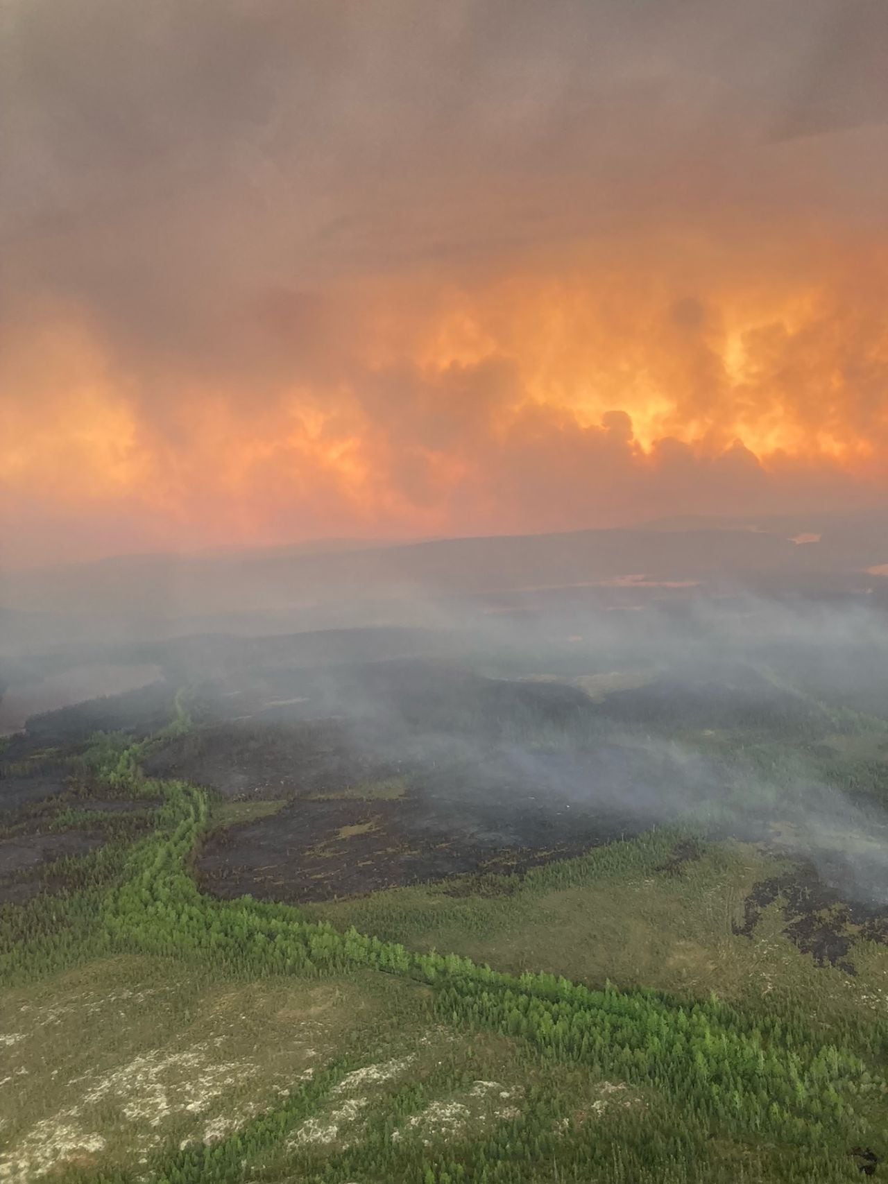 Una vista aérea de los incendios forestales entre Chibougamau y la comunidad indígena Mistissini en el norte de Quebec el 5 de junio de 2023.