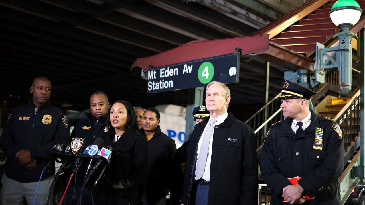 La primera subcomisionada del Departamento de Policía de Nueva York (NYPD), Tanya Kinsella, habla con la prensa en la entrada de la estación de metro Mt. Eden Avenue en el distrito del Bronx de Nueva York después de que seis personas resultaron heridas y una persona en estado crítico tras un tiroteo en el estación de metro el 12 de febrero de 2024. Las autoridades fueron alertadas poco después de las 16:30 horas (21:30 GMT) y un paciente en estado crítico fue trasladado al hospital, al igual que cuatro personas en estado grave y una con heridas leves, informó el departamento de bomberos. No se dio ningún motivo para el tiroteo.(Photo by Charly TRIBALLEAU / AFP)
