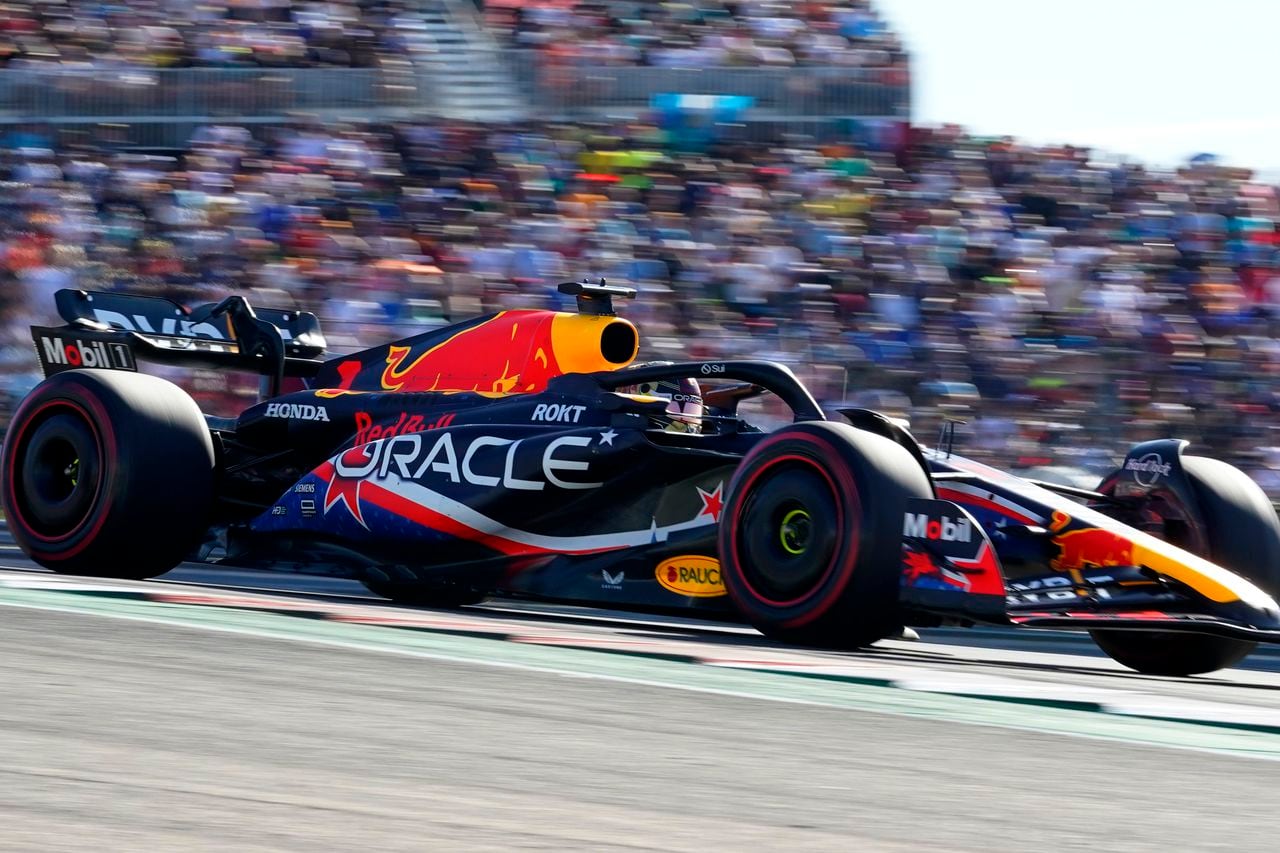 El piloto de Red Bull Max Verstappen, de Países Bajos, realiza una curva durante una sesión de clasificación para la carrera automovilística del Gran Premio de Estados Unidos de Fórmula Uno en el Circuito de las Américas, el viernes 20 de octubre de 2023, en Austin, Texas. (Foto AP/Eric Gay)