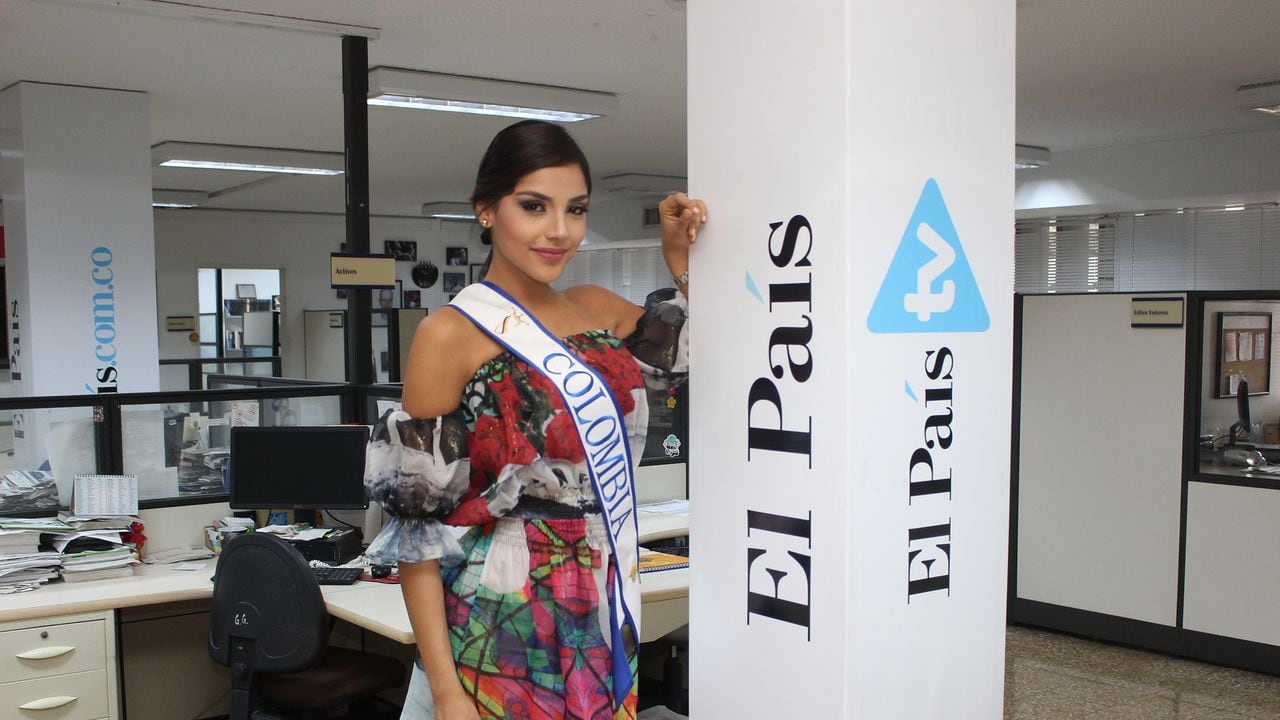 La Señorita Colombia recorrió el periódico y junto a las finalistas  del Concurso Nacional de la Belleza observaron las ediciones del periódico que reseñaron el certamen.