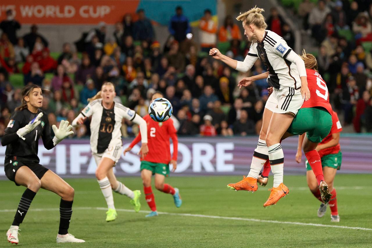 Lea Schueller de Alemania, en primer plano a la derecha, anota un gol anulado por fuera de juego durante el partido de fútbol del Grupo H de la Copa Mundial Femenina entre Alemania y Marruecos en Melbourne, Australia, el lunes 24 de julio de 2023. (Foto AP/Hamish Blair)